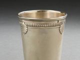 une coupe en argent posée sur une table