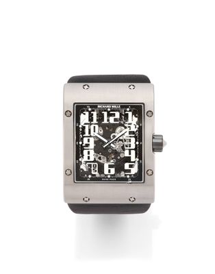 une image représentant une montre noire et argentée sur fond blanc