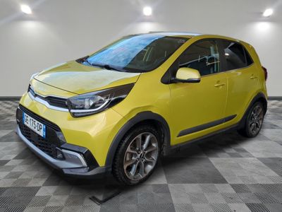 une voiture jaune garée dans un garage au sol en damier