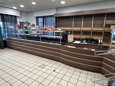sol carrelé dans un magasin avec un comptoir et des étagères remplies de produits alimentaires