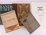 trois livres sont empilés sur une surface blanche
