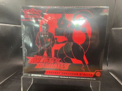 le verso d'une affiche noire et rouge posée sur un socle en verre