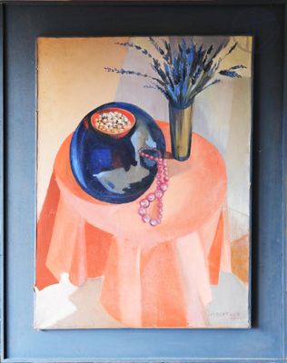 un tableau représentant un vase bleu avec des fleurs posé sur une table