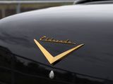 the emblem of a classic car is shown on the hood of the car