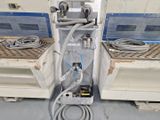 une machine posée sur le sol de la pièce