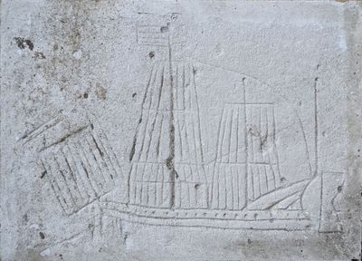 une image représentant une plaque en pierre sur laquelle figure un bateau