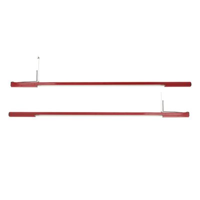 une paire d'étagères métalliques rouges sur un mur blanc
