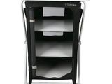 une photo d'une armoire en noir et blanc sur laquelle se trouvent des feuilles de papier