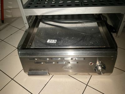 une cuisinière posée à même le sol dans la cuisine