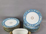 six assiettes bleues et blanches, ainsi qu'une tasse et une soucoupe