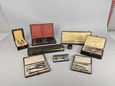 de nombreux types de ciseaux dans un étui posé sur la table