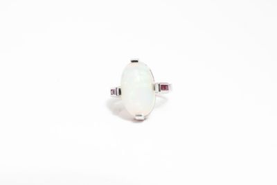 une bague ovale en opalite blanche sertie de tourmalines roses