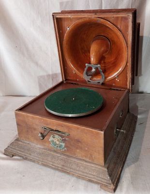 une boîte en bois contenant un tourne-disque