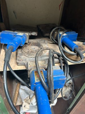 a bunch of wires that are connected to the back of a truck