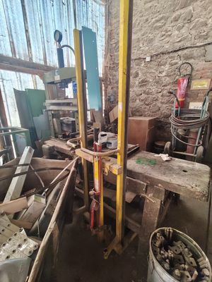 une photo d'une pièce remplie d'une multitude d'outils