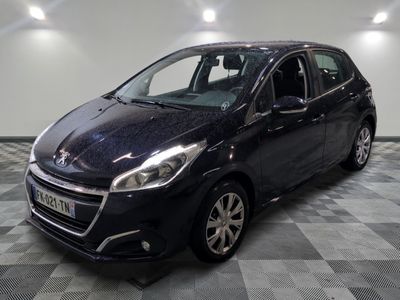 la petite voiture noire est garée dans le garage sur un sol en damier