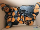 une boîte remplie de sandales, avec un sac à main à l'intérieur