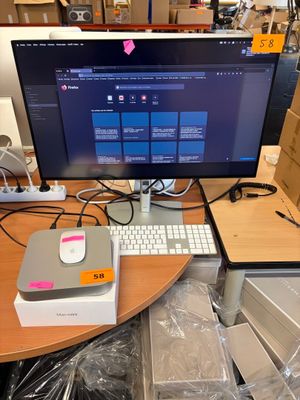 un bureau sur lequel se trouvent un ordinateur, un clavier, une souris et d'autres objets
