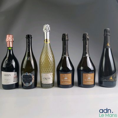plusieurs bouteilles de vin sont alignées sur une table