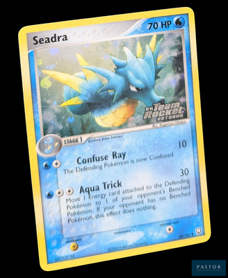 gros plan d'une carte pokemon sur fond noir