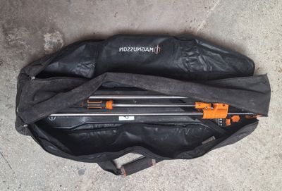 un sac noir contenant une paire d'outils