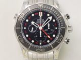 gros plan d'une montre sur une surface blanche