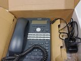 une boîte contenant un téléphone et un chargeur