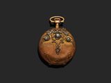 une montre de poche ancienne avec un boîtier et une chaîne en or