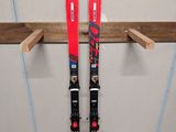 une paire de skis accrochée à un support dans une pièce