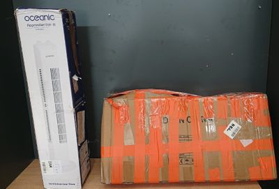 une boîte en carton et une boîte en carton posée sur une étagère
