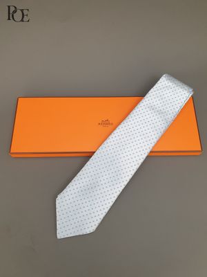un gros plan sur une cravate et une boîte posées sur une table