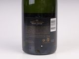 une bouteille de vin posée sur une table