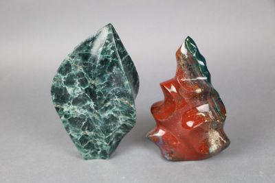 deux morceaux de marbre vert et rouge sont posés l'un à côté de l'autre