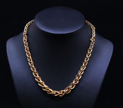 a gold chain necklace on a mannequin mannequin mannequin mannequin mannequin mannequin mannequin mannequin manne