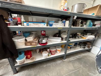 une étagère contenant de nombreux objets dans une pièce