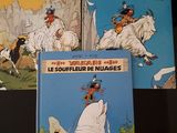 trois livres posés sur une table