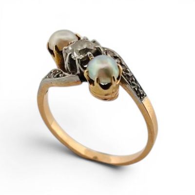 Délicate bague en or 18K (750) et platine (850) sertie d'un …