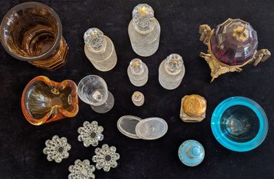 beaucoup d'objets en verre qui se trouvent sur la table