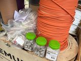 une boîte contenant tout un tas de fils et d'autres objets