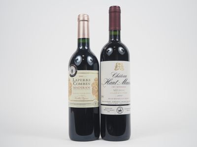 deux bouteilles de vin posées l'une à côté de l'autre sur une surface blanche