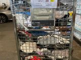 un chariot chargé de nombreuses paires de chaussures dans un entrepôt