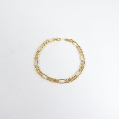 un bracelet en chaîne d'or avec un maillon sur fond blanc