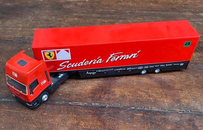 un camion miniature posé sur une table en bois