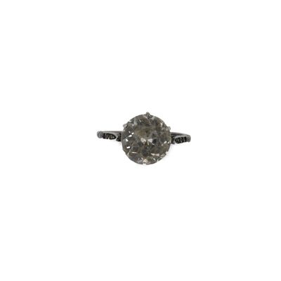 une image d'une bague en diamant sur fond blanc