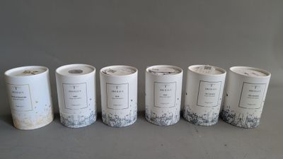 six tasses à café blanches posées les unes à côté des autres sur une table