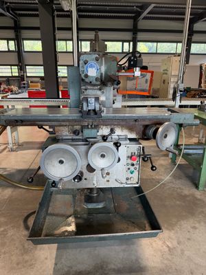 une machine qui se trouve dans un entrepôt où sont entreposées de nombreuses machines