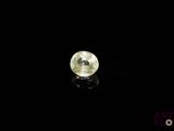 gros plan d'un diamant jaune sur une surface noire