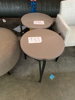 2 Tables basses ronde en simili cuir.