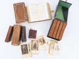 une image représentant une collection de livres anciens posés sur une surface blanche