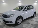 la voiture blanche est garée sur un sol en damier dans le garage